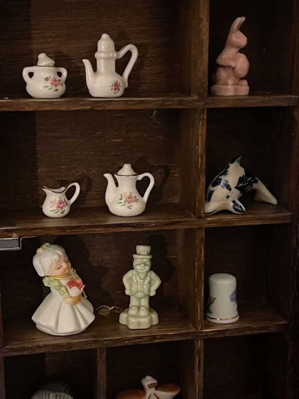 Vintage My Collection By Enesco Wooden Miniature Display Cabinet & 27 pieces - Picture 8 of 9